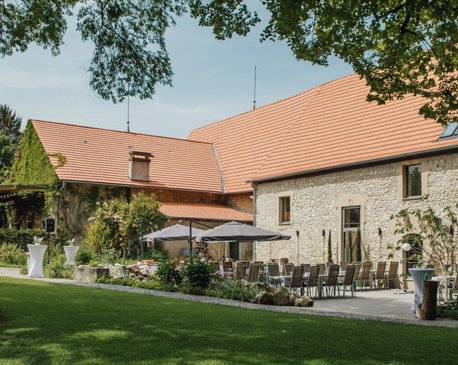 Außenansicht der Eventlocation Weingut Hahn in Hochborn – weitläufiger Garten für freie Trauungen in Rheinhessen nahe Alzey.