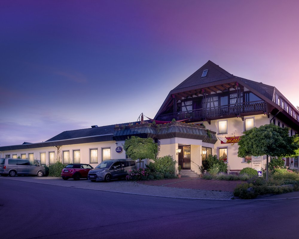 Außenansicht des Gasthaus zum Engel bei Nacht – eine idyllische Kulisse für Hochzeiten in einer Scheune im Schwarzwald.