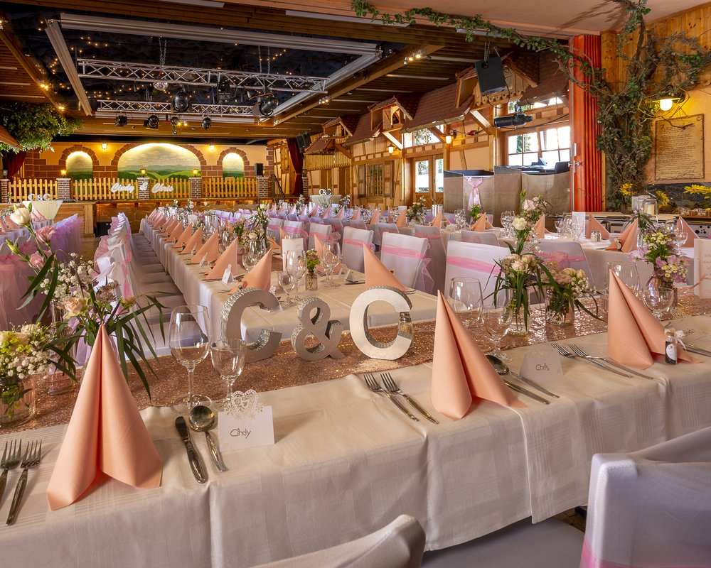 Der festlich geschmückte Festsaal in der Hochzeitslocation Gasthaus zum Engel in Königsfeld im Schwarzwald.