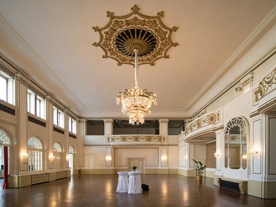 Historischer Ballsaal im Parkhotel Dresden