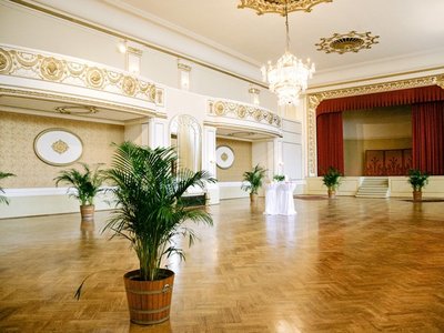 Historischer Ballsaal im Parkhotel Dresden