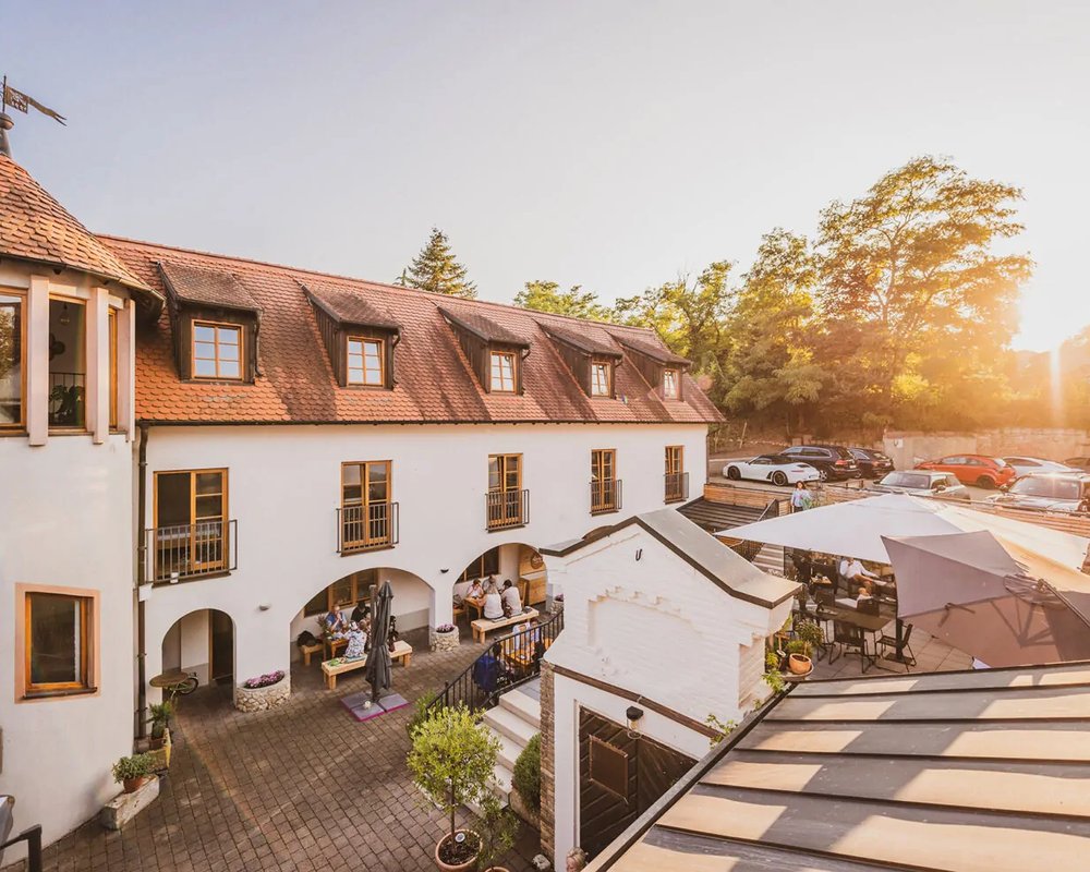 Außenansicht des historischen Klosterguts Sankt Gereon in Nackenheim – eine idyllische Kulisse für Hochzeiten im Weingut.