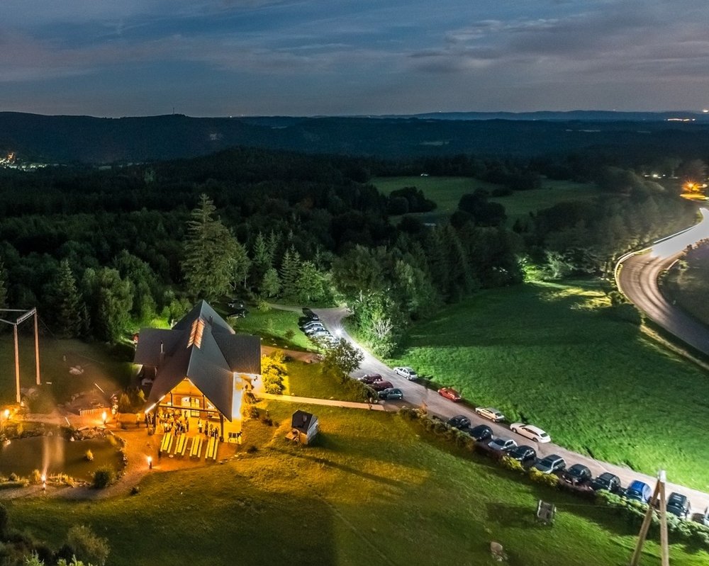 Außenansicht von oben bei Nacht der Hochzeitslocation Teamwelt in Höchenschwand im Hochschwarzwald.