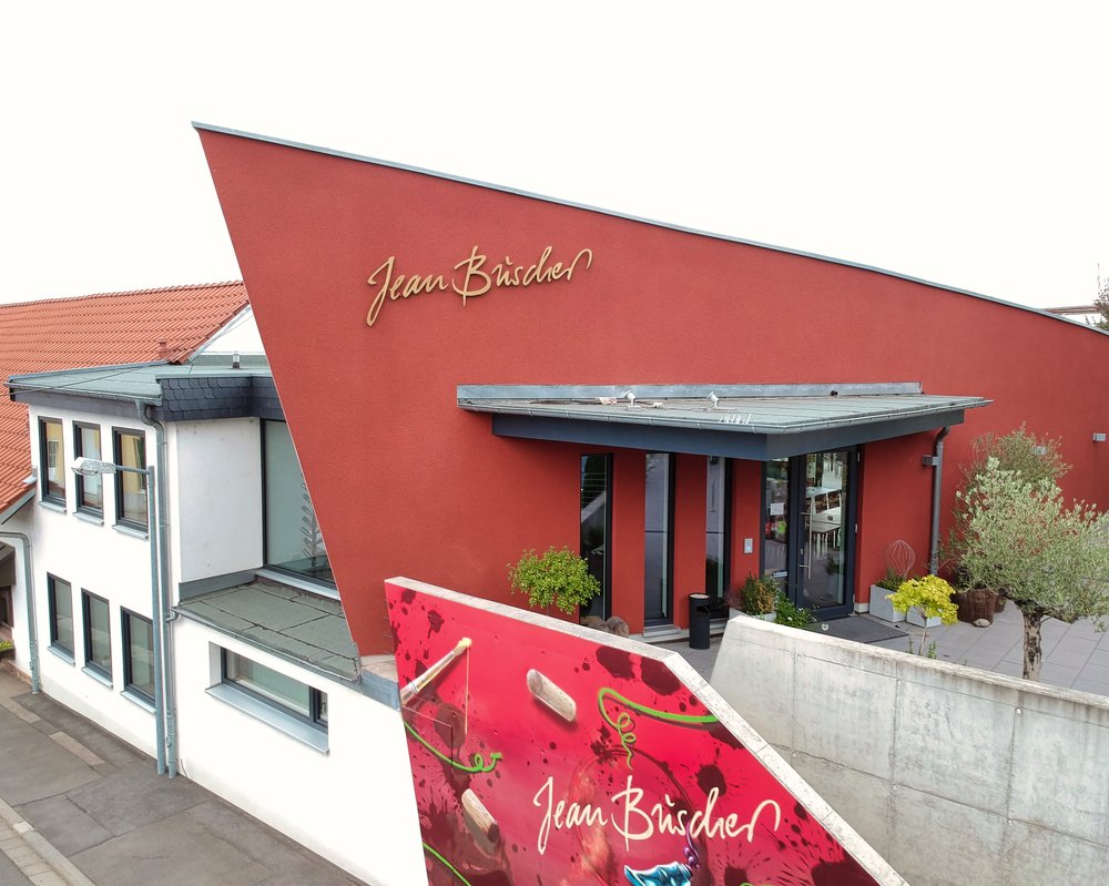 Moderner Außenbereich des Weingut Jean Buscher in Bechtheim – eine stylische Location für eure Hochzeit in Rheinhessen.