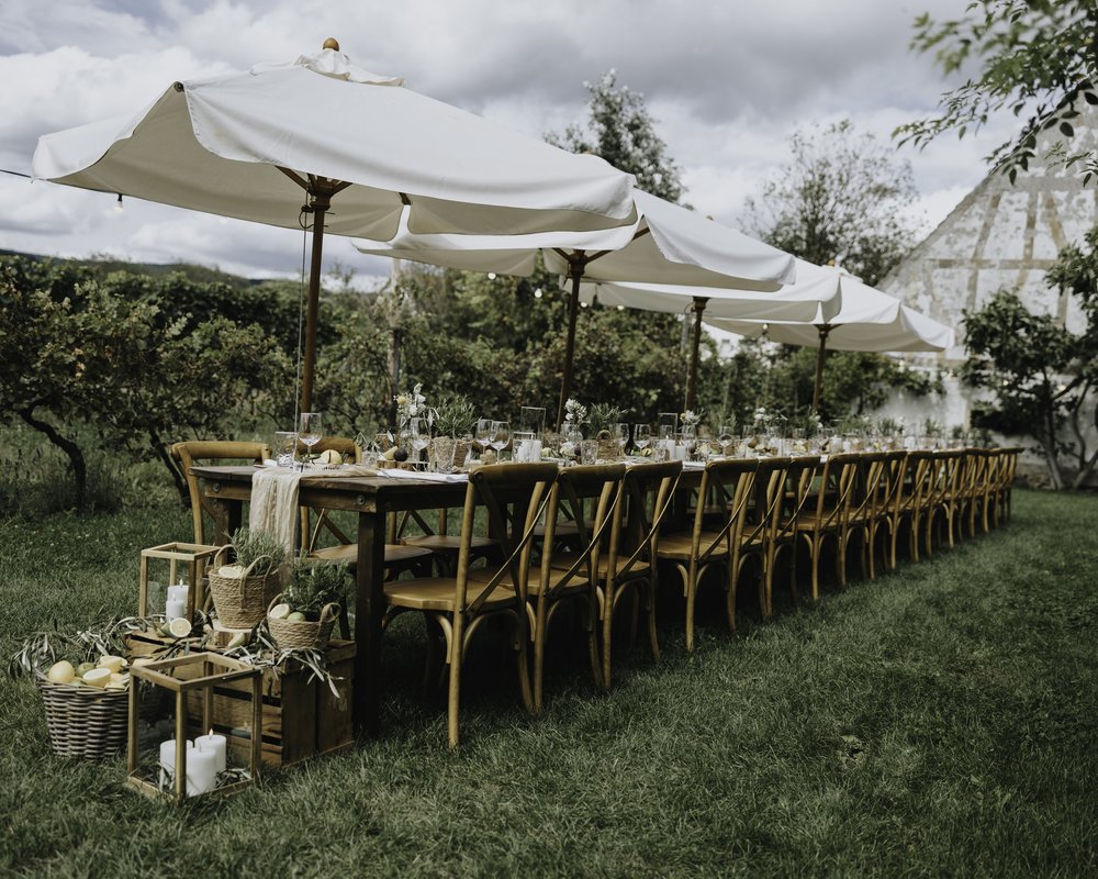 Lange, festlich gedeckte Tafel für die Hochzeitsfeier im Garten des Weinhaus Motzenbäcker in Ruppertsberg, Pfalz.