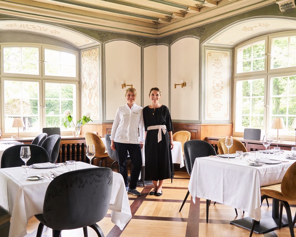 Die beiden Inhaberinnen des Wasserschloss Inzlingen im Innenbereich des Schlosses.