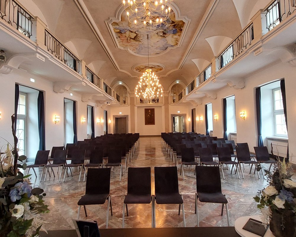 Festsaal der Karlsburg in Karlsruhe-Durlach, festlich bestuhlt für eine standesamtliche Trauung.