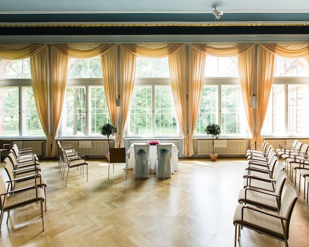 Der Blaue Saal im Königlichen Kurhaus bietet eine traumhafte Kulisse für standesamtliche Trauungen und Fotoshootings im Anschluss