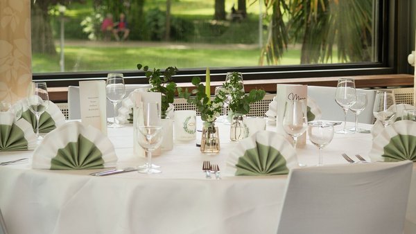 weiß-grün geschmückter Platanensaal in der Hochzeitslocation Kurhaus Bad Krozingen