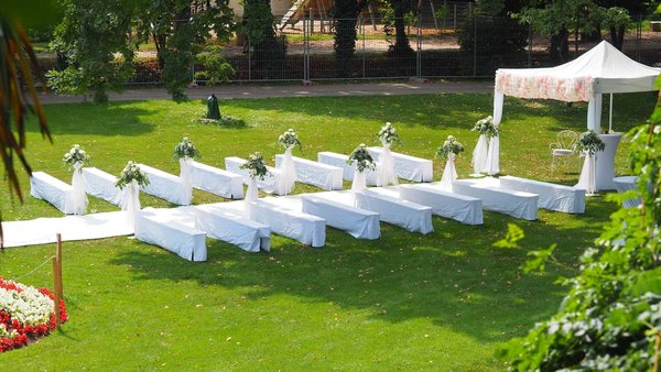 Weißer Teppich und Bänke für freie Trauung im Kurpark in der Hochzeitslocation Kurhaus Bad Krozingen