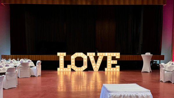 Großes beleuchtetes LOVE-Zeichen als Hochzeitsdeko im Horst-Linde-Saal in Bad Krozingen