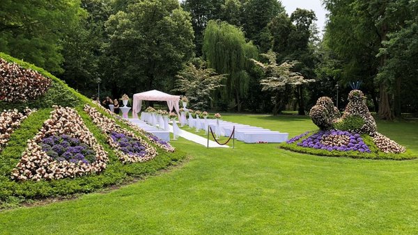 Wiese im gepflegten Kurpark von Bad Krozingen für eine standesamtliche Trauung im Grünen
