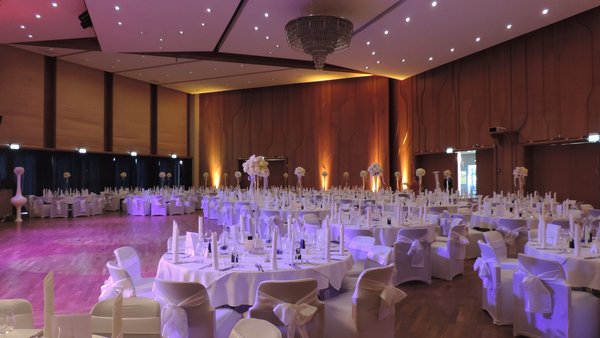 Festsaal mit schönem Licht in der Hochzeitslocation Kurhaus Bad Krozingen
