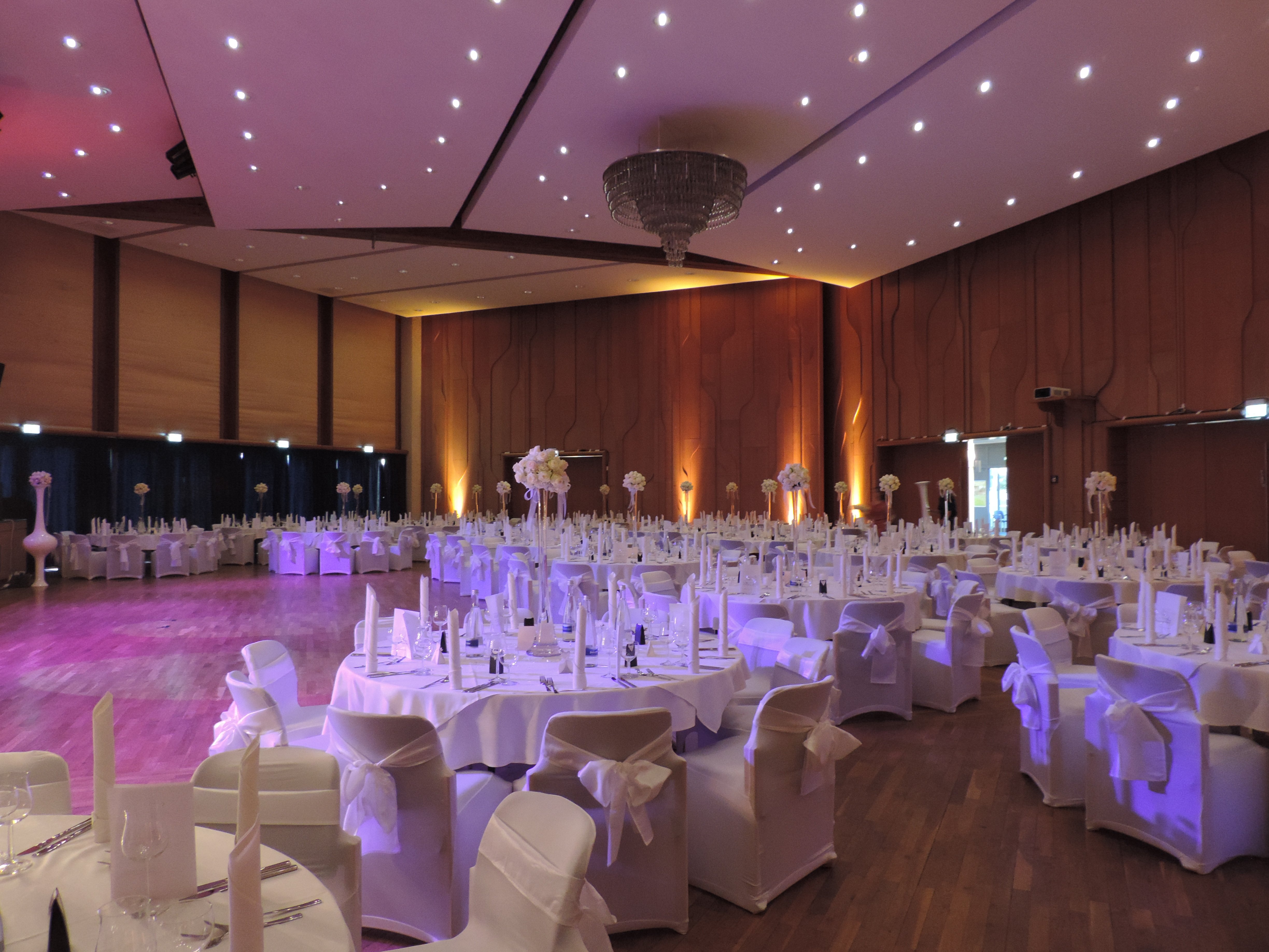 Festsaal mit schönem Licht in der Hochzeitslocation Kurhaus Bad Krozingen