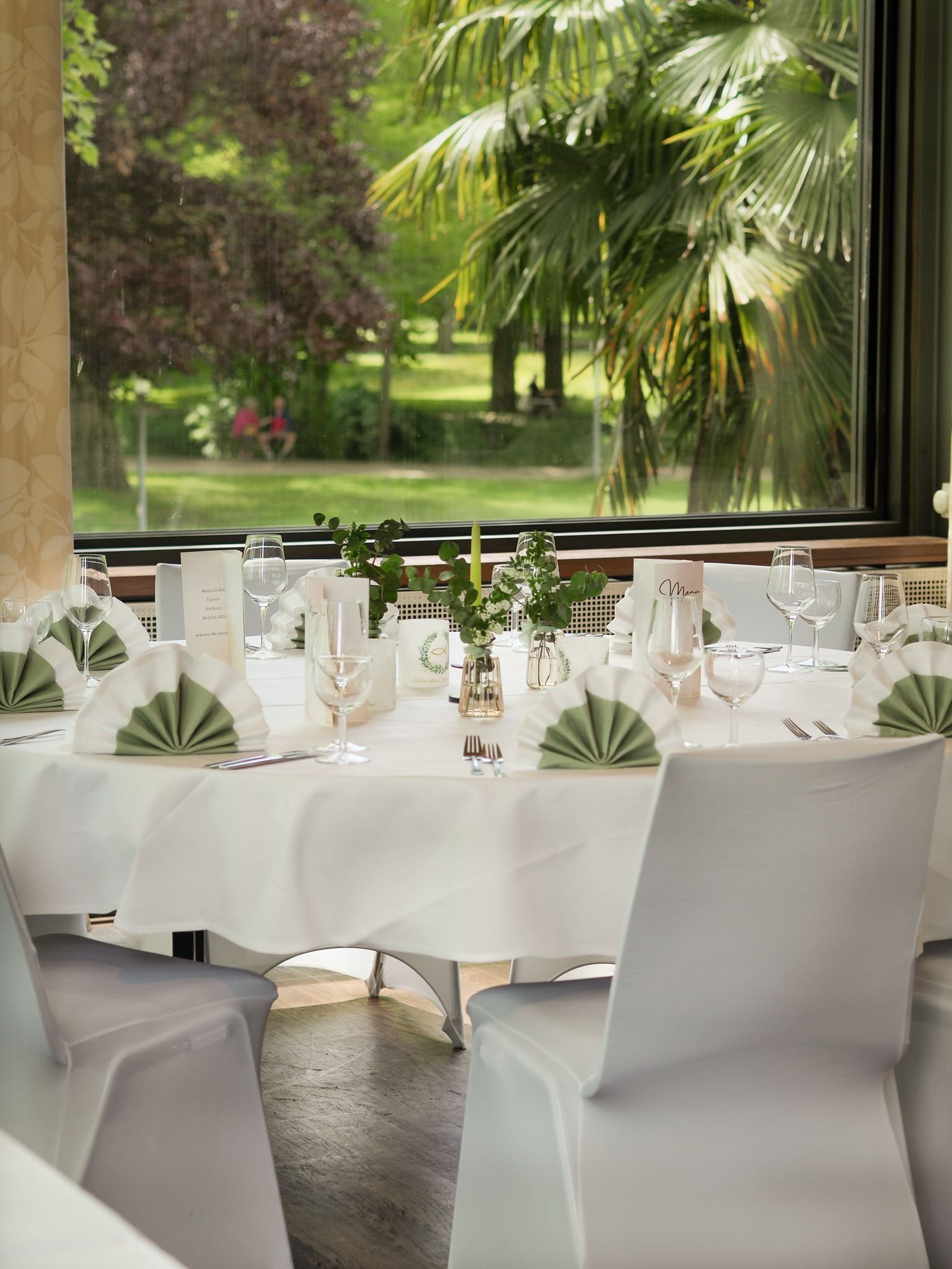 weiß-grün geschmückter Platanensaal in der Hochzeitslocation Kurhaus Bad Krozingen