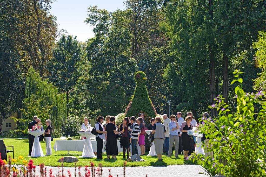 Sektempfang im Kurpark neben der Hochzeitslocation Kurhaus Bad Krozingen