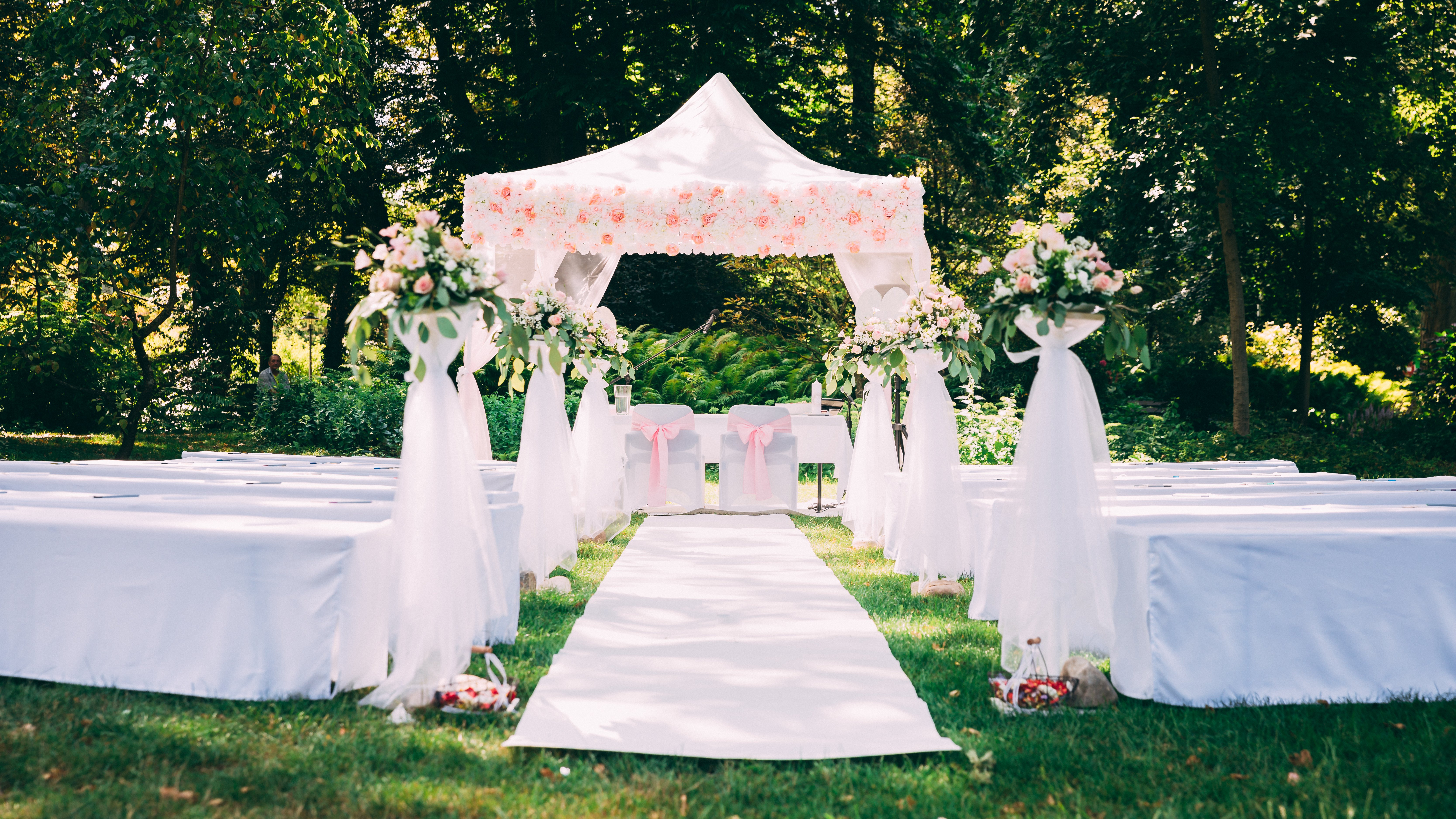 Freie Trauung unter weißem Pavillon im Kurpark - Hochzeitslocation Kurhaus Bad Krozingen