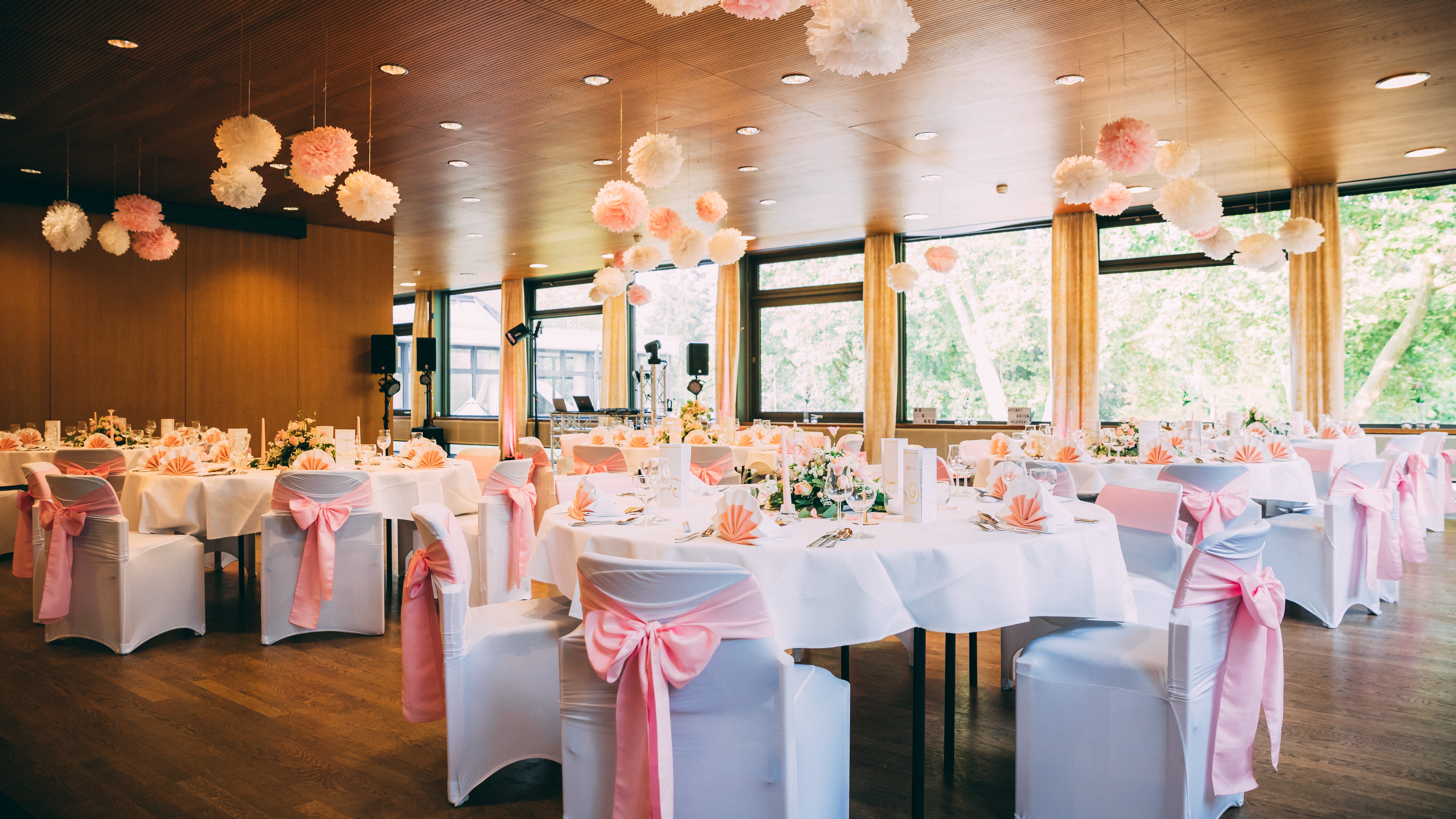 weiß-rosa geschmückter Platanensaal in der Hochzeitslocation Kurhaus Bad Krozingen