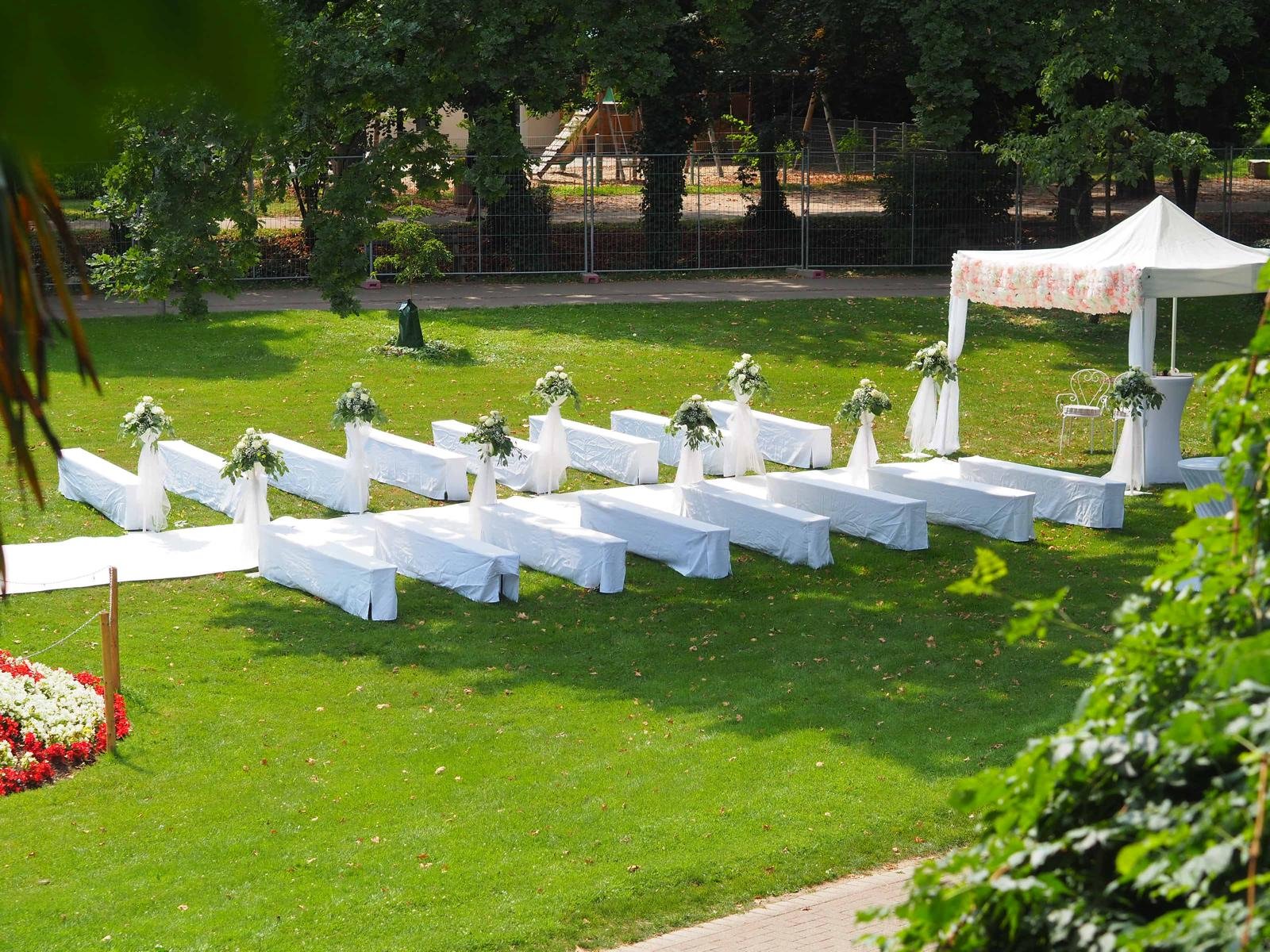 Weißer Teppich und Bänke für freie Trauung im Kurpark in der Hochzeitslocation Kurhaus Bad Krozingen