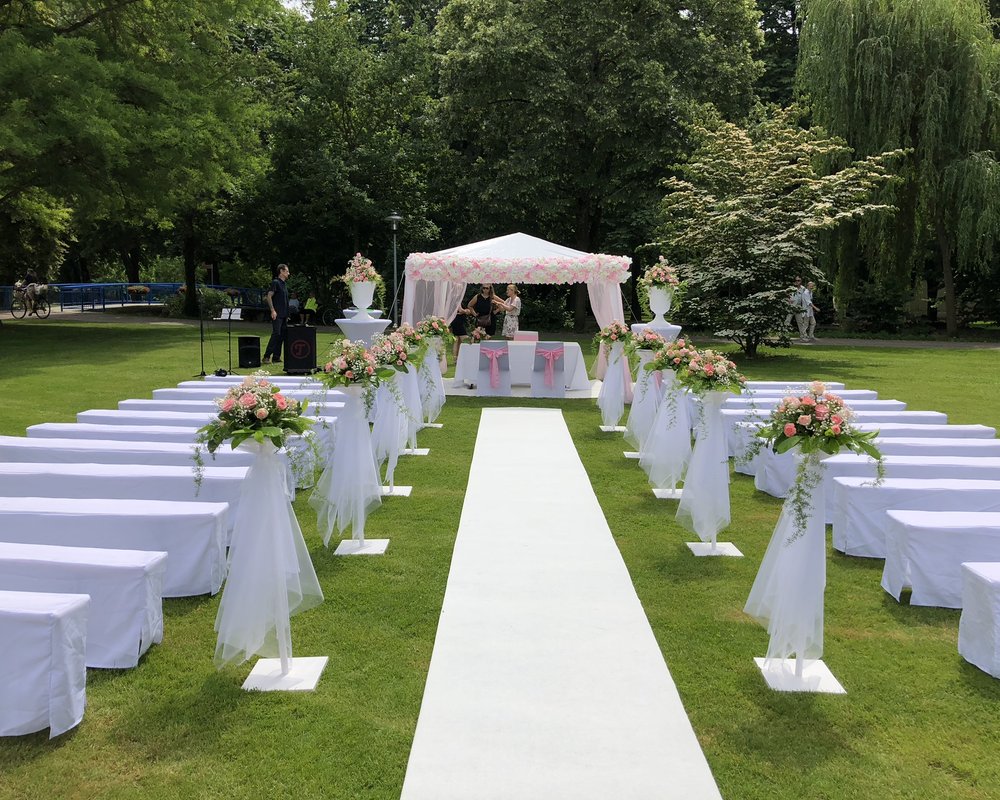 Freie oder standesamtliche Trauung im Kurpark Bad Krozingen - festlich geschmückt mit weißem Hochzeitsteppich.