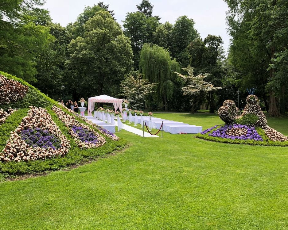 Blumenbeet mit Vogel-Skulpturen im Kurpark Bad Krozingen – Location für freie Trauung bei Freiburg