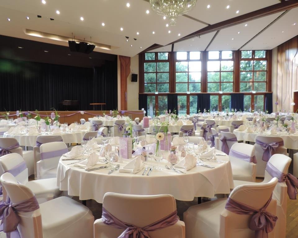 Lichtdurchfluteter Hochzeitssaal für 300 Gäste im Kurhaus Bad Krozingen.