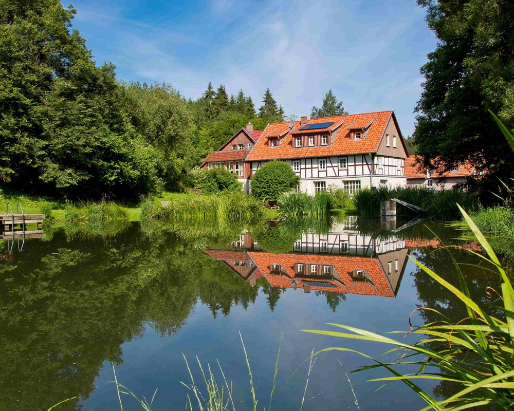 Außenansicht des Landhaus Bärenmühle mit Teich und umliegender Natur in Frankenau