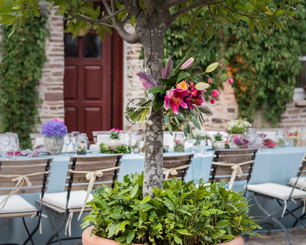 Außenbereich des Landhaus Bärenmühle mit gedeckten Tischen für eine Hochzeitsfeier