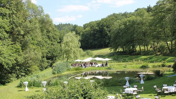 Weitläufiges Gelände der Hochzeitslocation Landhaus Bärenmühle im Grünen in Hessen