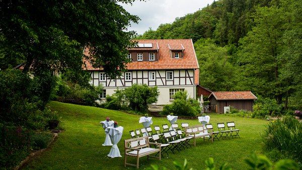 Sektempfang im Grünen bei der Hochzeitslocation Landhaus Bärenmühle in Frankenau