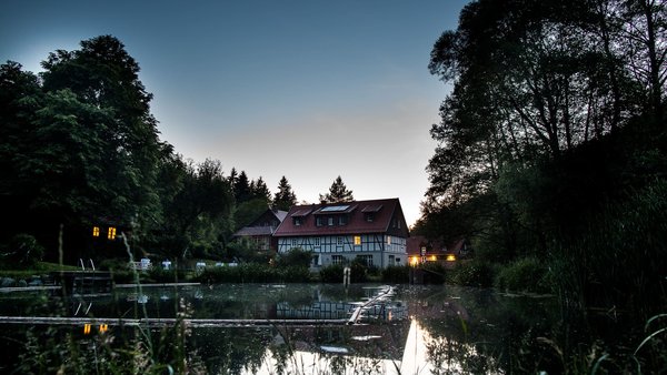 Abendstimmung am Teich der Hochzeitslocation Landhaus Bärenmühle in Frankenau
