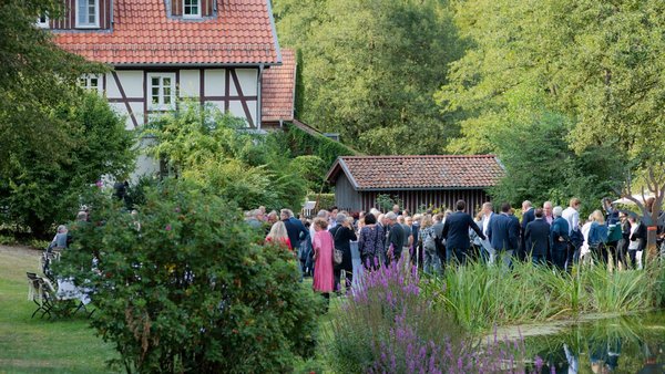 Hochzeitsgesellschaft im Garten der Hochzeitslocation Landhaus Bärenmühle in Hessen