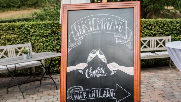 Willkommensschild zum Sektempfang bei einer Hochzeitsfeier in der Landhaus Bärenmühle