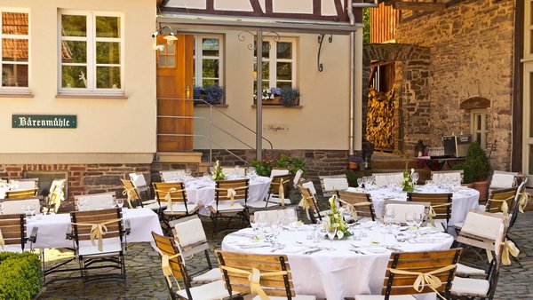 Hochzeitsfeier im Innenhof der Hochzeitslocation Landhaus Bärenmühle in Hessen
