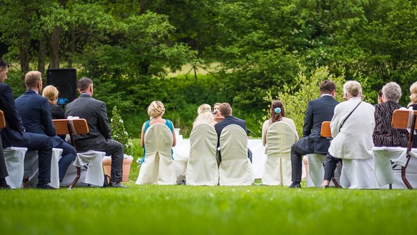 Freie Trauung mit Gästen in der Natur der Hochzeitslocation Landhaus Bärenmühle