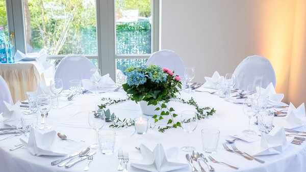 Tischdekoration im Festsaal des Landhaus Bärenmühle  - Hochzeitswochenende in Frankenau