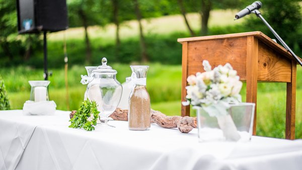 Detail der Dekoration einer freien Trauung auf dem Gelände der Hochzeitslocation Landhaus Bärenmühle