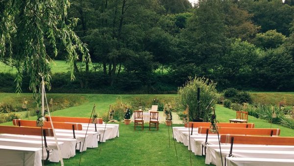 Freie Trauung auf dem Gelände der Hochzeitslocation Landhaus Bärenmühle in Hessen