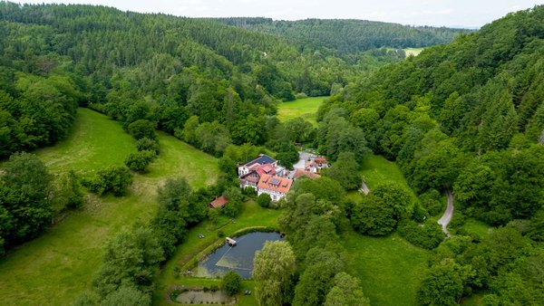 Abgeschiedene Lage der Hochzeitslocation Landhaus Bärenmühle im Grünen