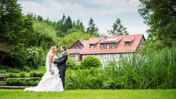Brautpaar in der Gartenanlage der Hochzeitslocation Landhaus Bärenmühle