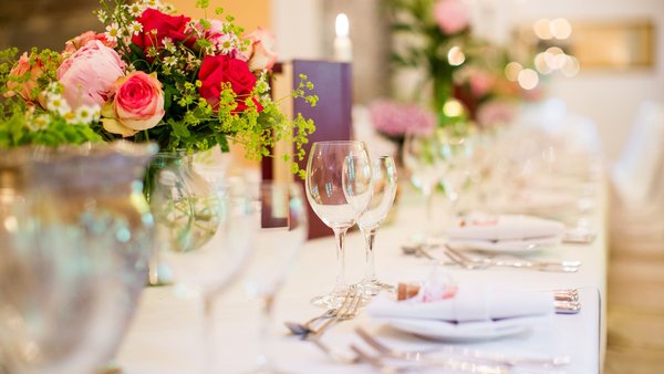 Tischdekoration bei einer eleganten Hochzeitsfeier im Landhaus Bärenmühle