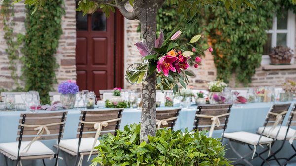 Lange Tafel im Außenbereich der Hochzeitslocation Landhaus Bärenmühle in Hessen