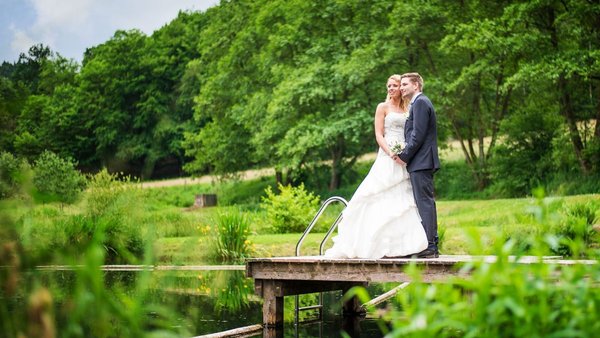 Romantische Hochzeitsfotos am Teich der Hochzeitslocation Landhaus Bärenmühle