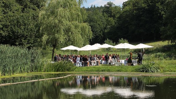 Freie Trauung vor dem Teich der Hochzeitslocation Landhaus Bärenmühle
