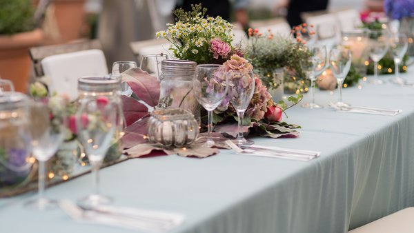 Blumige und farbenfrohe Hochzeitsdeko auf der Festtafel in der Hochzeitslocation Landhaus Bärenmühle
