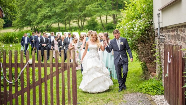Hochzeitsgesellschaft bei der Hochzeitsfeier in der Landhaus Bärenmühle in Hessen