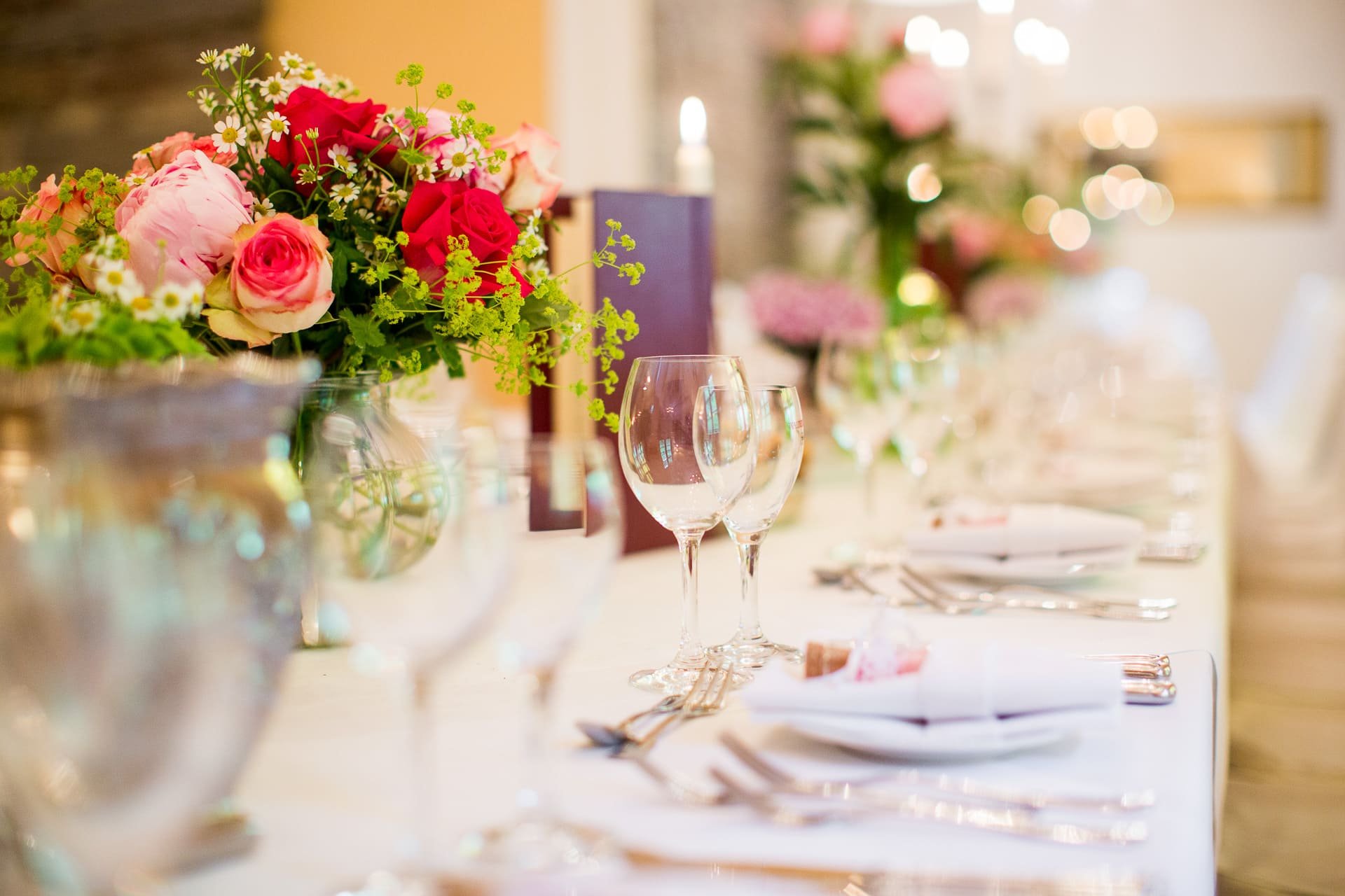 Tischdekoration bei einer eleganten Hochzeitsfeier im Landhaus Bärenmühle