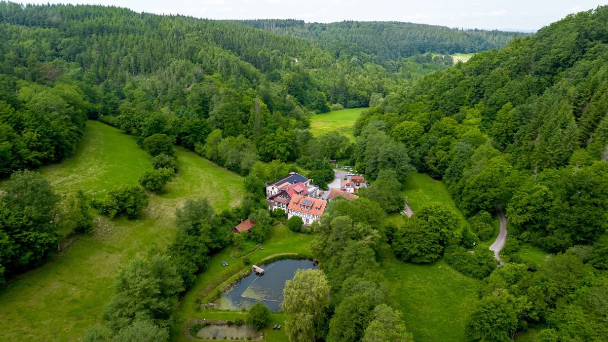 Abgeschiedene Lage der Hochzeitslocation Landhaus Bärenmühle im Grünen