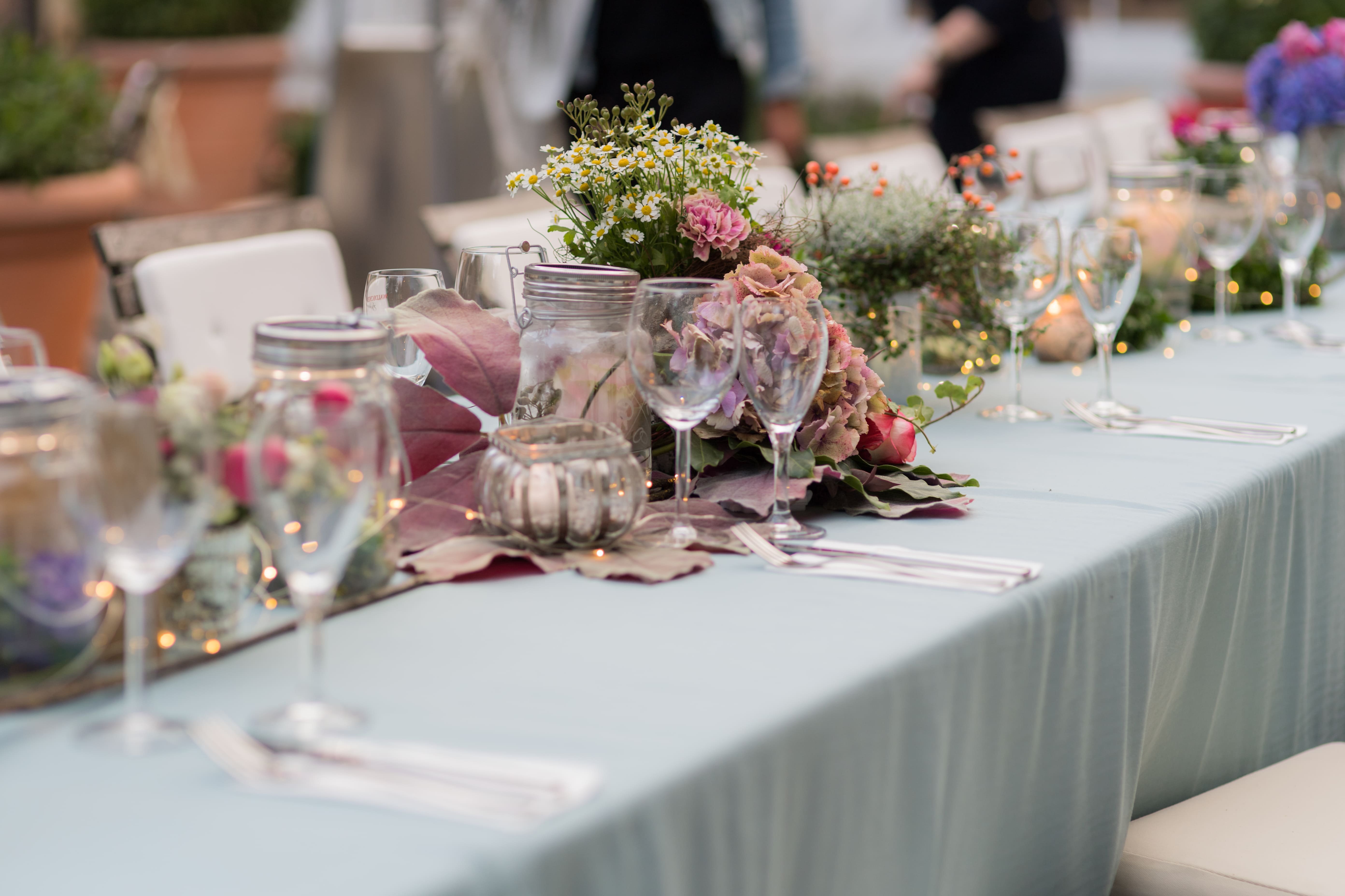 Blumige und farbenfrohe Hochzeitsdeko auf der Festtafel in der Hochzeitslocation Landhaus Bärenmühle