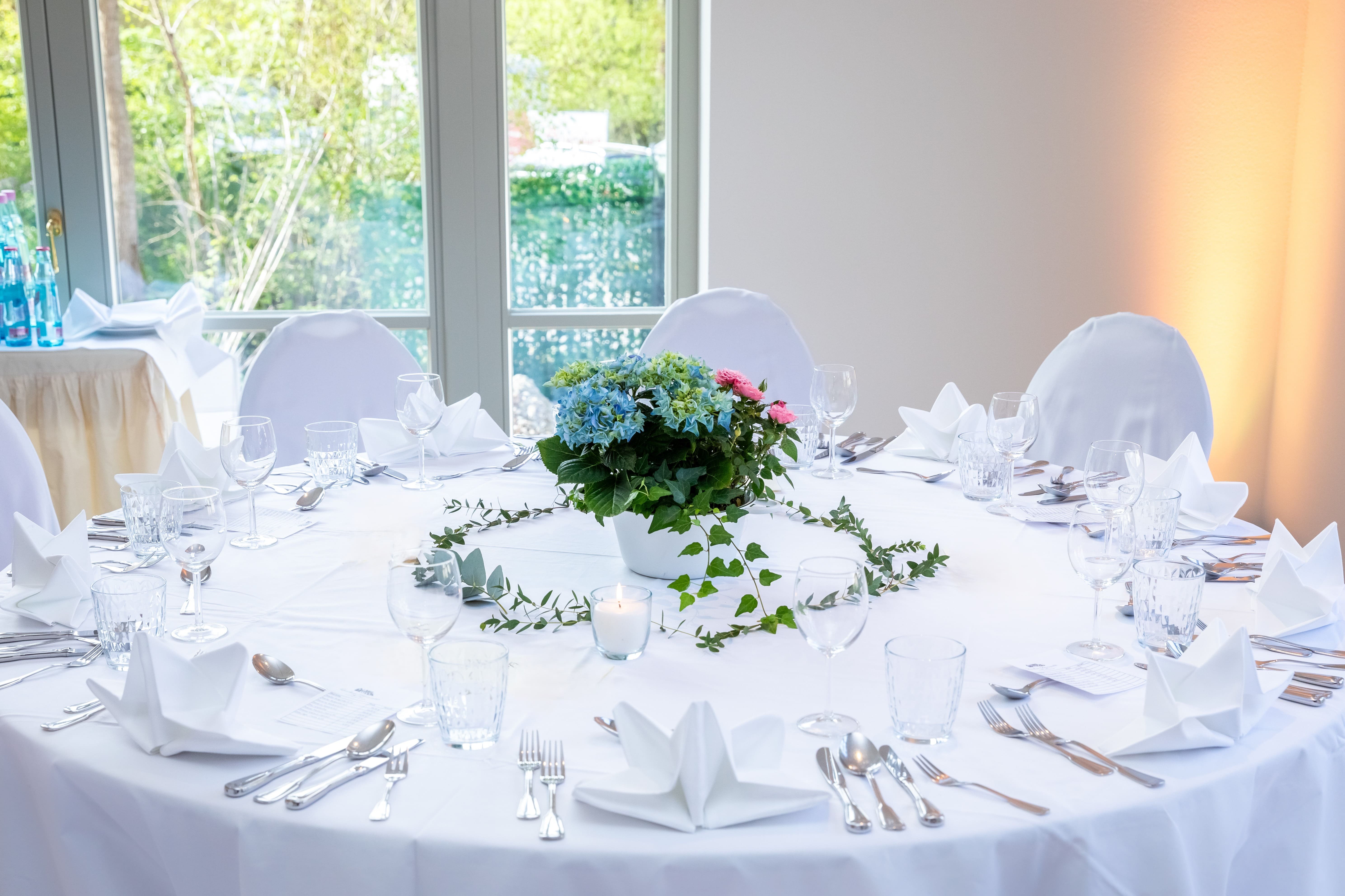 Tischdekoration im Festsaal des Landhaus Bärenmühle  - Hochzeitswochenende in Frankenau